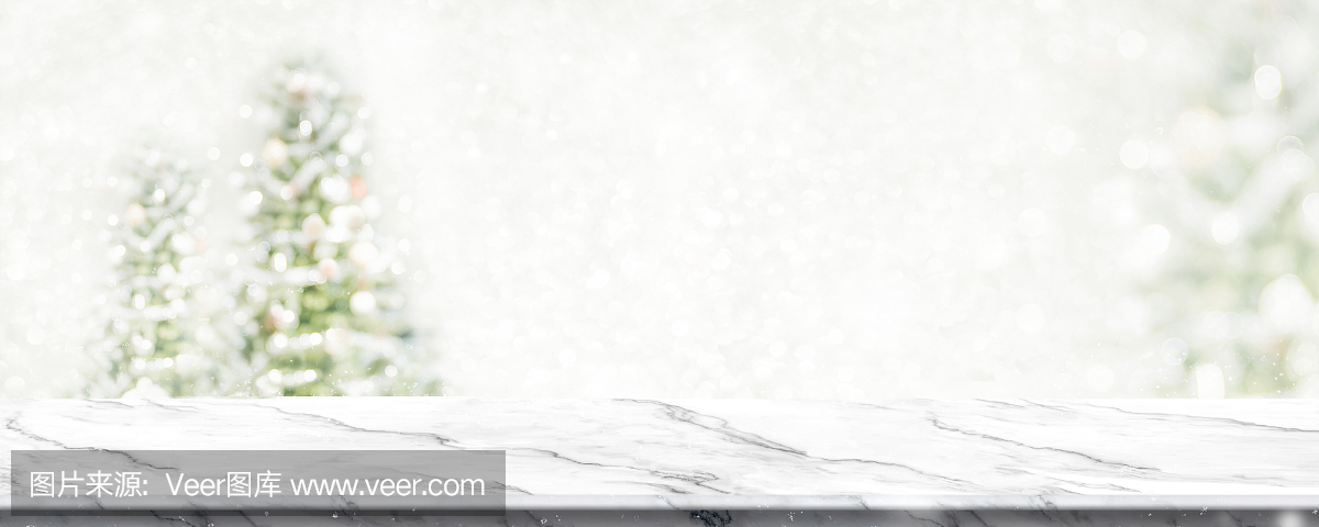 空白色大理石桌面与抽象的温暖的客厅装饰与圣诞树串灯光模糊背景与雪,假日背景,模拟横幅广告产品的展示。